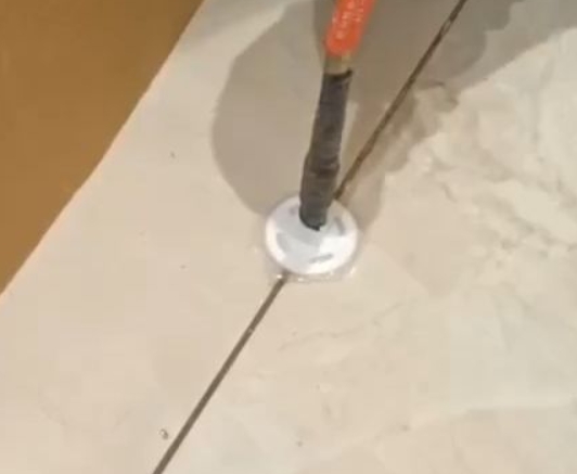 合浦瓷砖空鼓维修公司专业解答瓷砖在铺贴过程中，如果没有涂抹均匀到位的粘结材料（如水泥砂浆或瓷砖胶），可能会导致以下问题