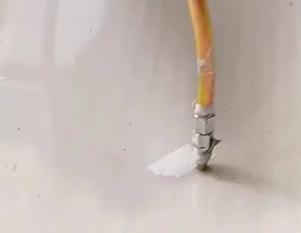 合浦瓷砖空鼓维修公司专业解答在瓷砖铺贴过程中，如果使用的砂料过粗（如全部使用了粗砂），可能会导致以下问题